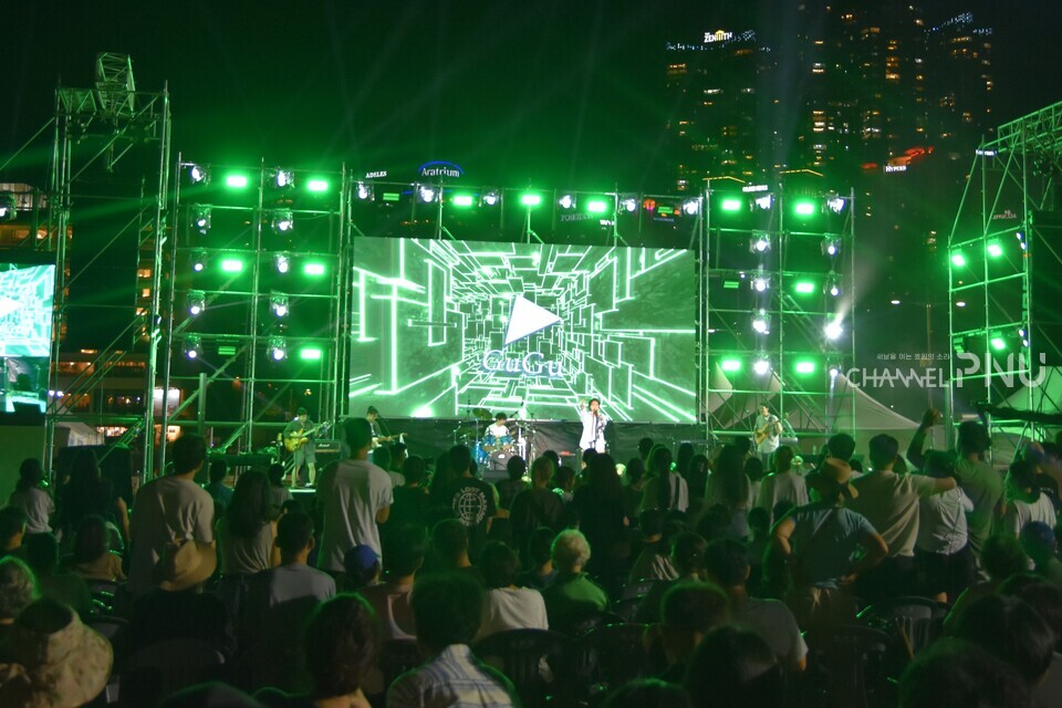 마지막 순서인 밴드 '구구'가 활기찬 무대 매너로 관객들을 일으켜 세웠다. [정윤서 기자]