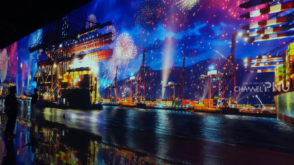 'GARDEN STARRY BUSAN'을 관람하고 있는 관객들의 모습. [서유정 기자]