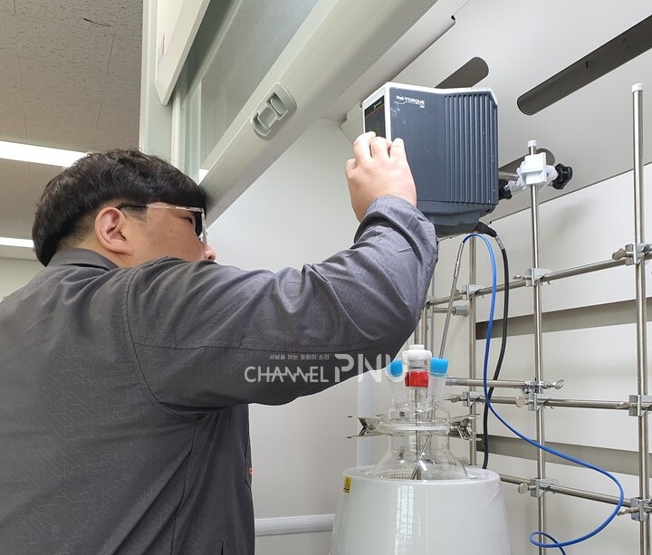 아미스트 황종원 대표가 아미스트 공장(부산 사하구)에서 일하는 모습. [아미스트 제공]