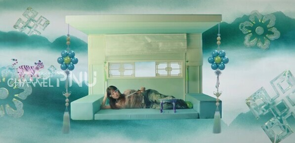 지난 4월 공개된 아이브의 '해야(HEYA)' 뮤직비디오. 뮤직비디오의 배경으로 한국의 전통 부채, 병풍, 곰방대가 등장하며 눈길을 끌었다. [출처: 해야 뮤직비디오 갈무리]