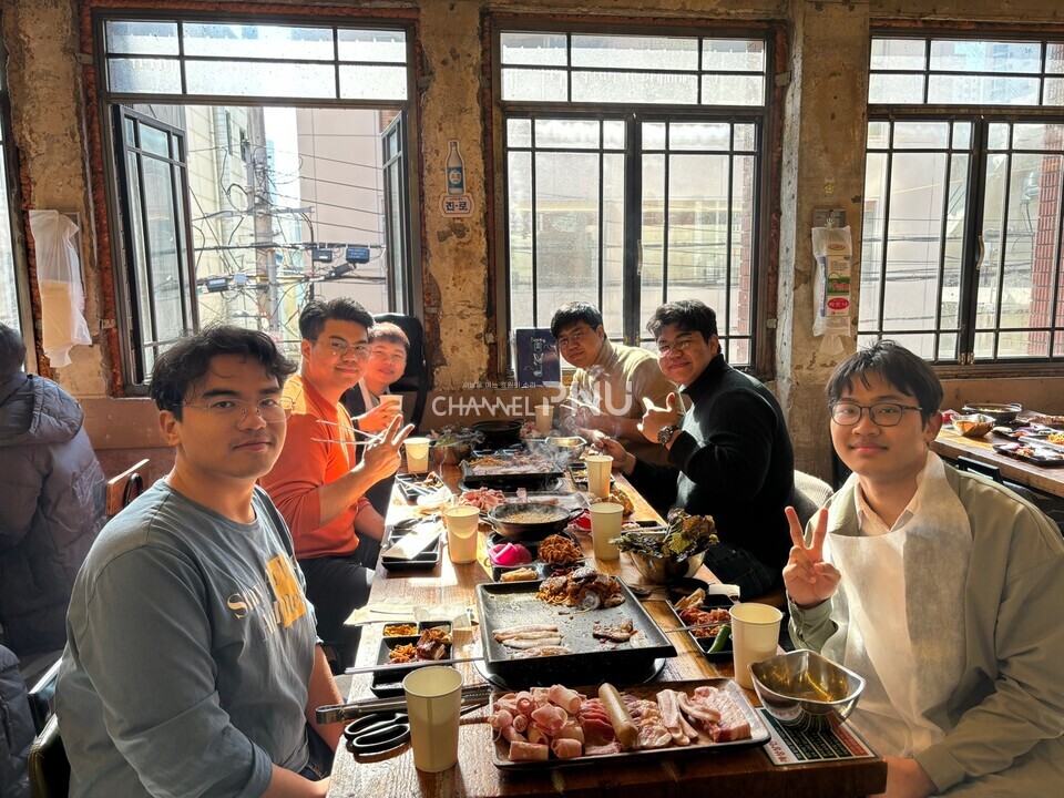 우리 대학 미얀마 유학생 동문회가 지난 1월  신입생들과 함께 식사하는 모습. [취재원 제공]