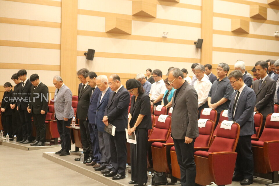 8월 16일, 우리 대학 10·16 기념관에서 거행된 故 고현철 교수 9주기 추도식 참석자들이 묵념을 하고 있다. [임승하 기자]