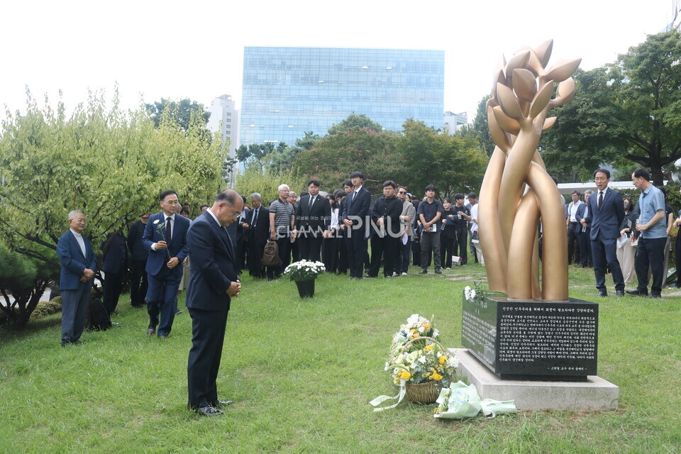 8월 16일 추도식 이후 진행된 헌화식에서 최재원 총장이 헌화 및 묵념을 하고 있다. [임승하 기자]