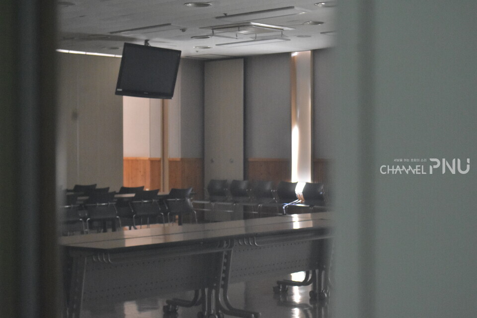 지난 8월 17일 불이 꺼진 우리 대학 양산캠퍼스 의과대학의 한 강의실. [정수빈 기자]