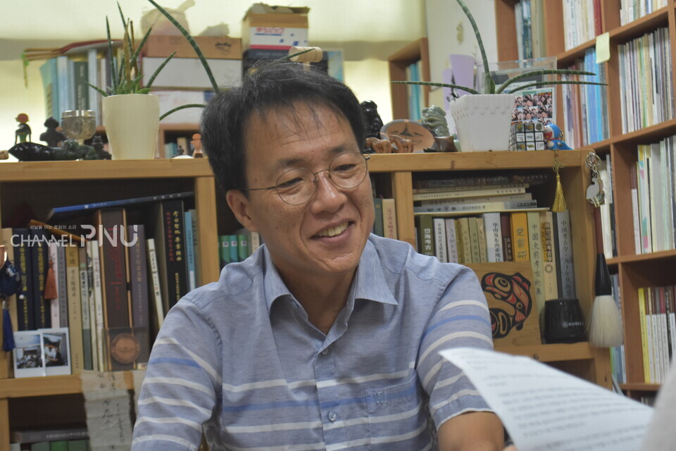 채널PNU가 지난 8월 22일 우리 대학 인문관 교수연구동 임상택 교수 연구실에서 만난 임상택(고고학) 교수. [황주원 기자]