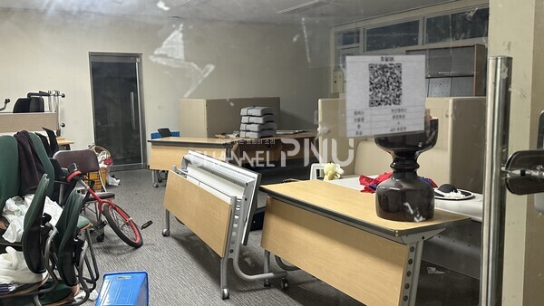 우리 대학 제56대 총학생회 P:NEW가 응원단 연습실로 쓸 예정인 문창회관 4층 세미나실. 본래 학내 구성원 대여 공간이었으나 응원단 창단이 지연되는 동안 창고로 쓰이고 있다. [정수빈 기자]