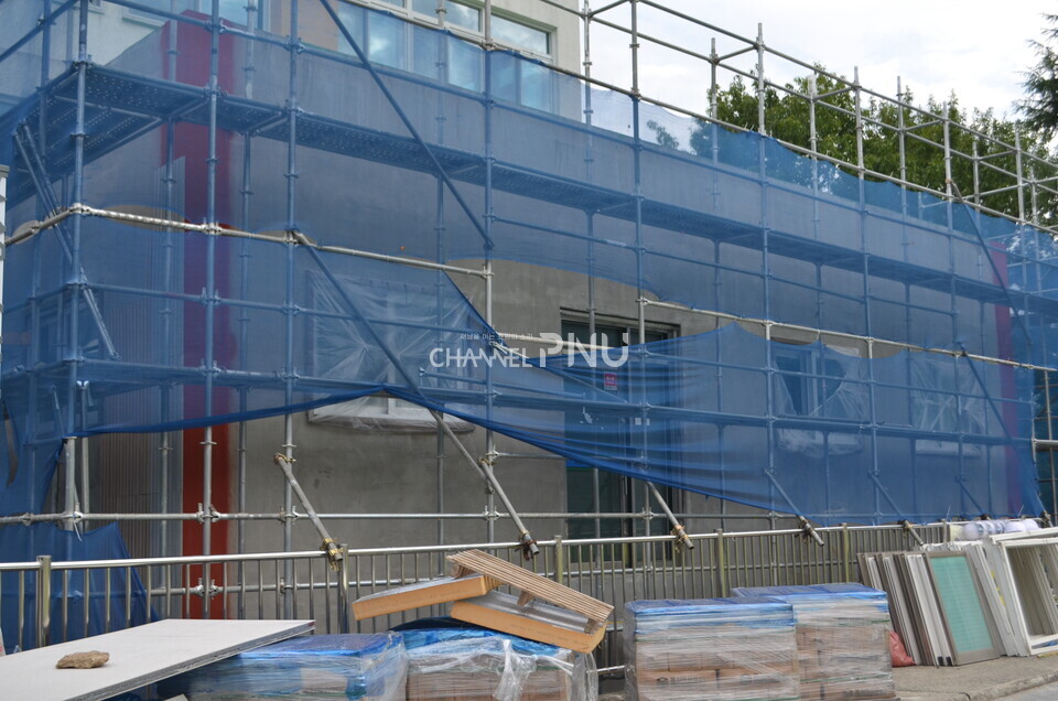 지난 8월 27일 외벽마감재 교체 공사가 진행 중인 함덕실의 모습. [이보영 기자]