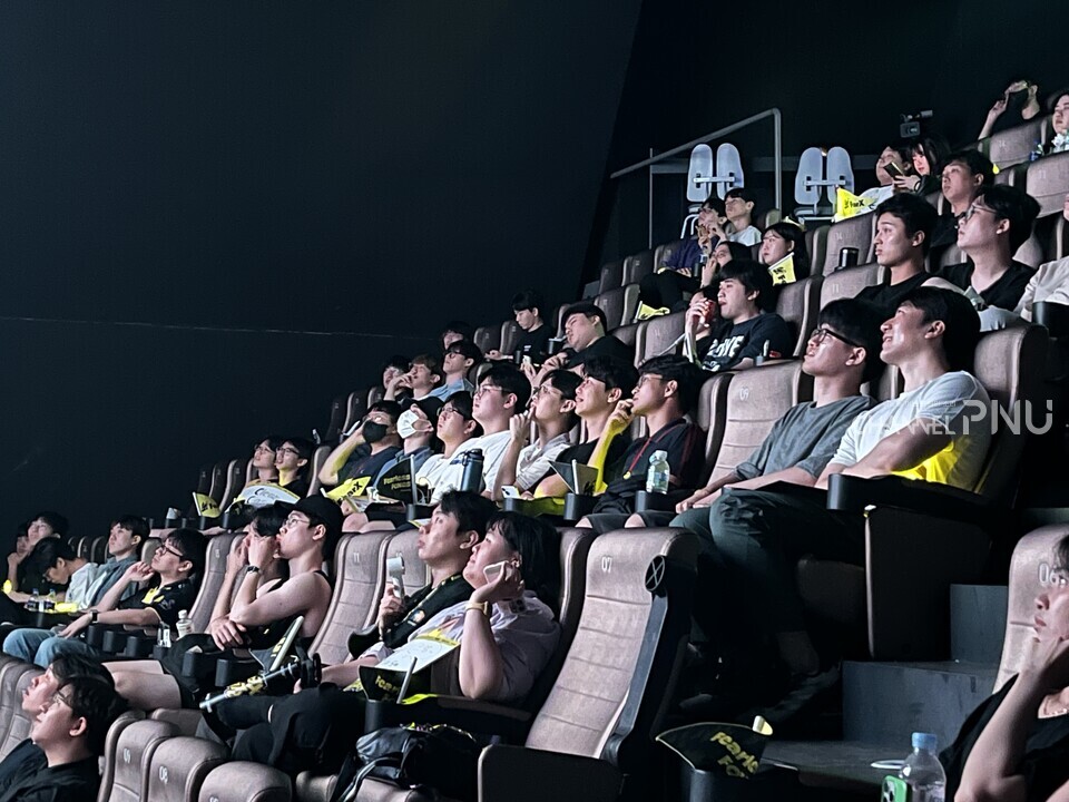 브레나 메인아레나에서 피어엑스의 경기를 관람하는 참여자의 모습. [황주원 기자]