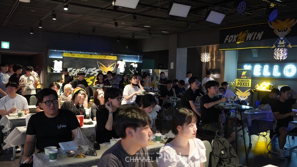 브레나 옐로 스페이스를 찾은 BNK FearX의 팬들이 식사하며 경기에 몰입하고 있다. [임현규 전문기자]