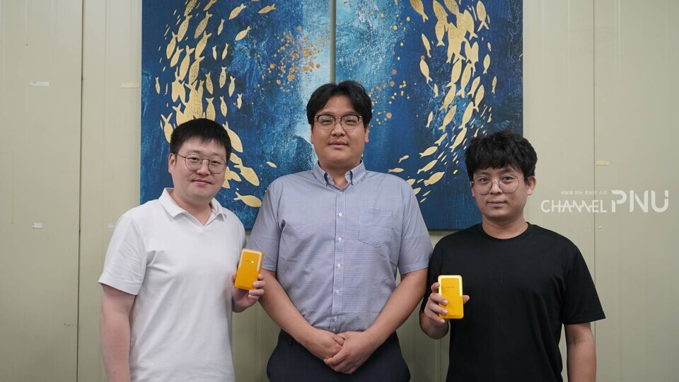 '아이길' 디바이스를 들고 있는 로엔코리아 우동주 대표(가운데)와 직원들.[류해주 기자]