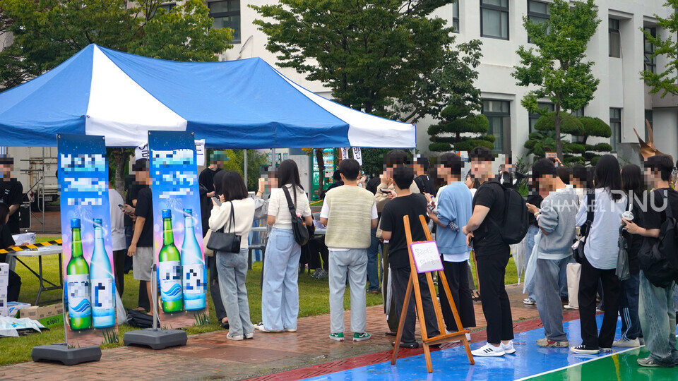 지난해 열린 우리 대학 한 단과대의 축제에도 술을 홍보하는 현수막이 붙었다. [유승현 기자]