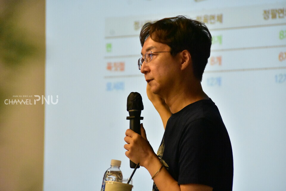 지난 8월 30일 홍익대 유현준(건축학) 교수가 우리 대학 새벽벌도서관에서 강연하고 있다. [유승현 보도부장]
