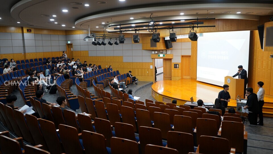 지난 10일 오후 7시 예정된 대의원총회가 정족수 미달로 개회가 불가하자 이창준 총학생회장이 대총 개회 지연을 안내를 하고 있다. [유승현 기자]