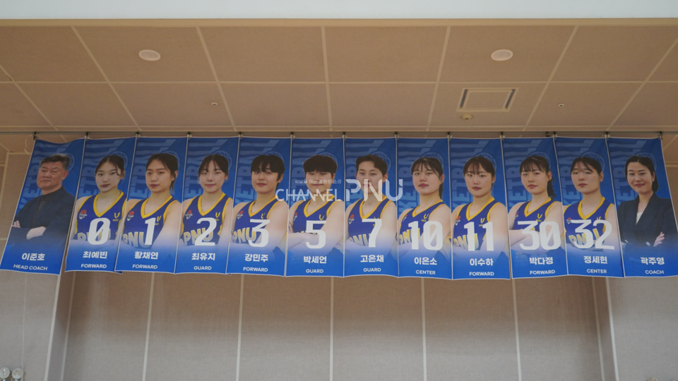 경암체육관 농구장 코트 앞에 붙어있는 우리 대학 여자농구부 선수들의 모습. [정수빈 기자]