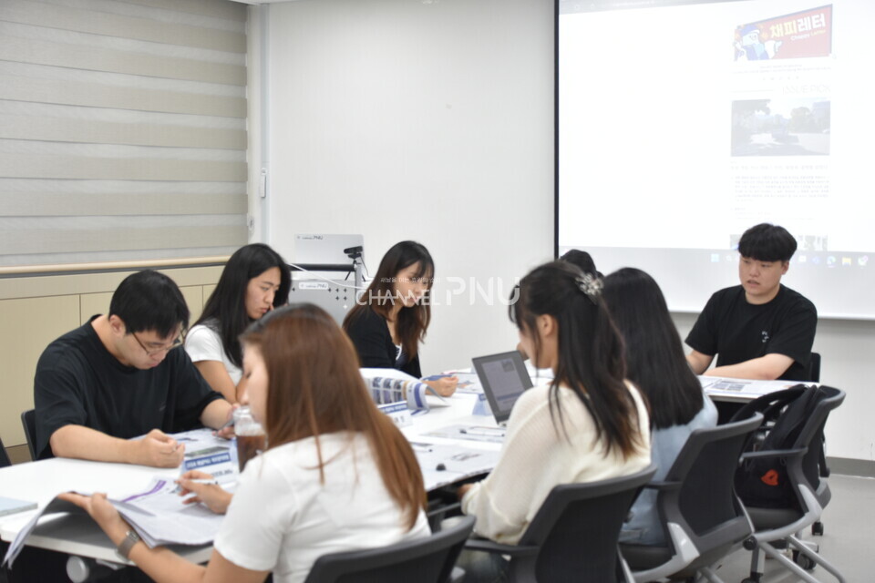 지난 9월 12일 부산대언론사 세미나실에서 열린 2024학년도 다섯번째 독자권익위원회 회의. [이보영 기자]