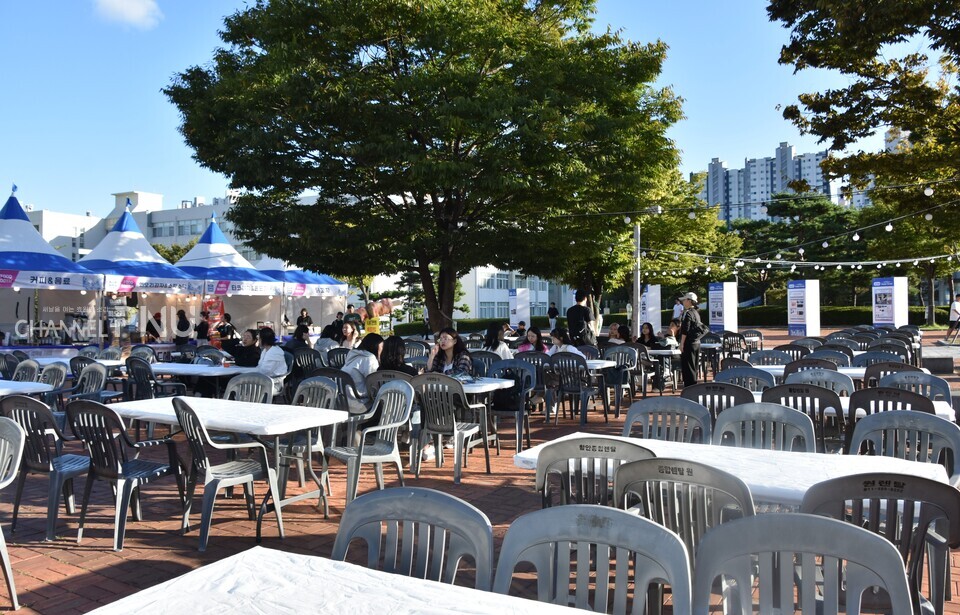 지난 9월 23일 대학원 페어의 일환으로 마련된 푸드코트 테이블 곳곳이 비어 있다. [오정린 기자]