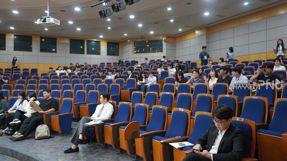 Even long after 7 PM, the scheduled start time for the Assembly on September 10th, the seats where the delegates should have been were almost empty. [You Seung-Hyun, Reporter]