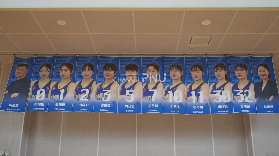 PNU women's basketball team players on the court of the Kyung-am Gymnasium basketball court. [Jeong Su-Vin, Reporter]