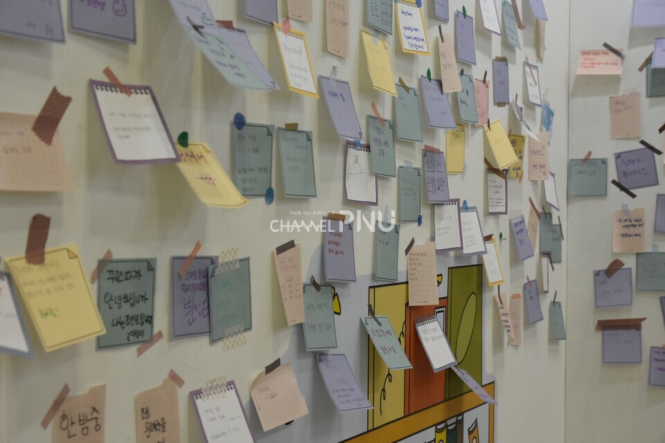The space is located on the side of the exhibition hall on August 25th. It shows books that visitors want to recommend. [Kim So-Young, Reporter]