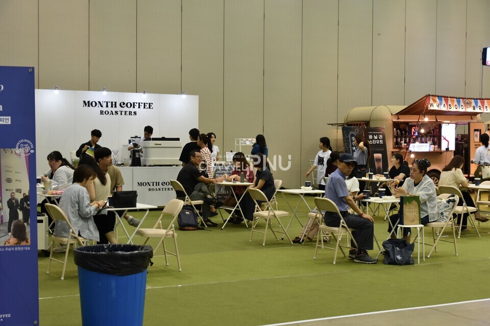 On August 25th, there is a space where visitors can drink coffee and beer while reading books at a side of the exhibition hall in Book&Contents Fair, Busan. [Kim So-Young, Reporter]
