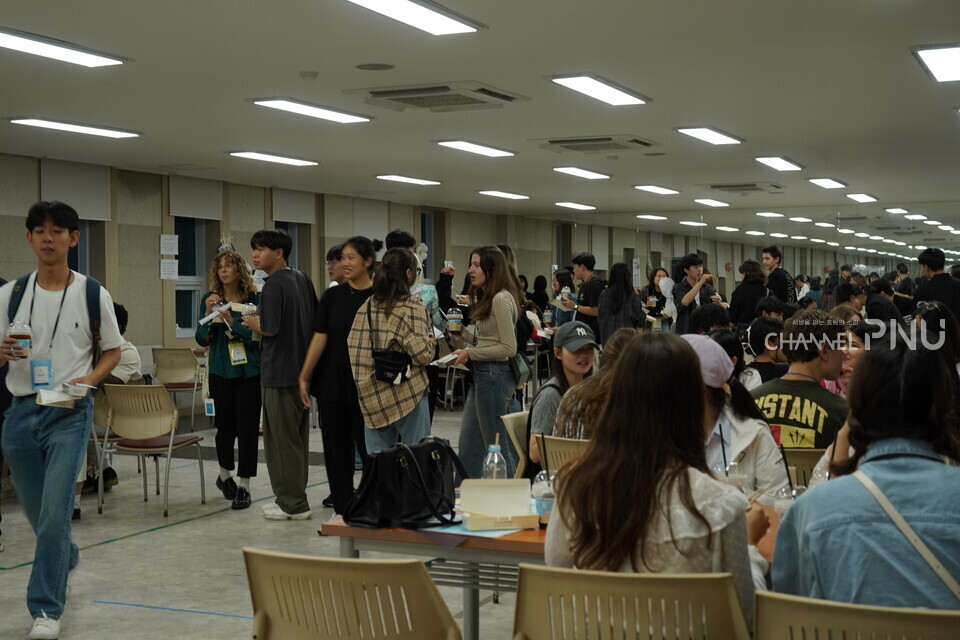 지난 9월 26일 우리 대학 동아리 PNUF가 학생회관에서 연 PNUF 페스티벌에서 학생들이 주최 측이 제공한 식사를 하고 있다. [PNUF 제공]