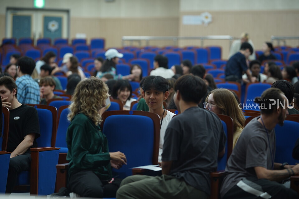 지난 9월 26일 우리 대학 동아리 PNUF가 주최한 PNUF 페스티벌에 참가하기 위해 학생들이 학생회관 대강당에 모였다. [PNUF 제공]