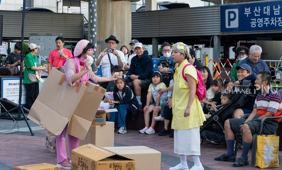 지난 9월 29일 오후 5시 30분경 '기다리지 마!' 공연은 문화나눔터에서 진행했다. 일본인 여배우 그룹인 'NOANGIE'팀이 마련된 무대에서 연기를 펼치고 있다. [조승완 전문기자]