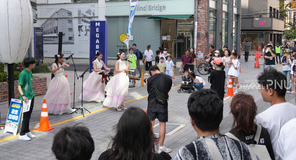 지난 9월 28일 오후 3시경 부산대학로 일대에서 우리 대학 졸업생으로 이루어진 국악밴드 '이서밴드'의 공연이 진행됐다. 길을 오가던 시민들이 멈춰서 공연을 관람했다. [황주원 기자]