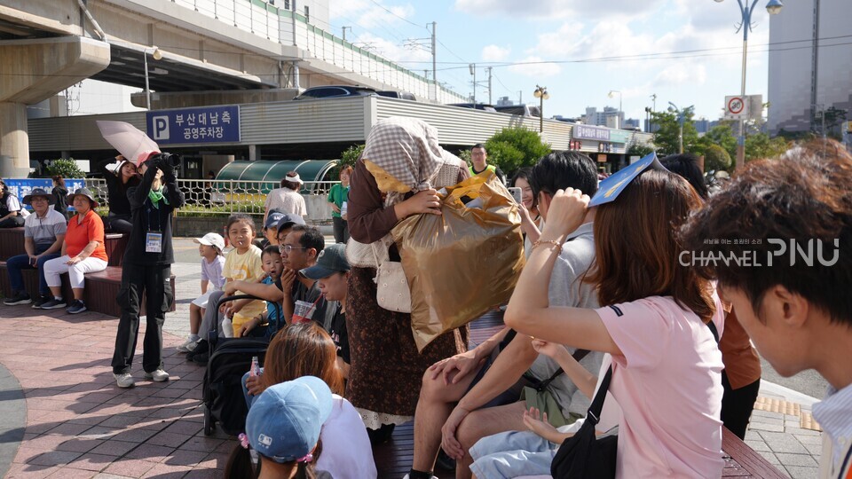 지난 9월 28일 오후 2시 30분경 부산대역 남측에 위치한 문화나눔터에서 '찰칵찰칵' 공연이 진행되었다. 공연은 관객의 물품을 활용하여 진행되었는데 사진은 배우가 관객의 물품을 빌려 무대로 내려오는 장면이다. [황주원 기자]