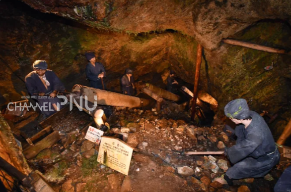 The interior of Sado Mine, where the scene at the time is recreated. [Source: Japan National Tourism Organization website]