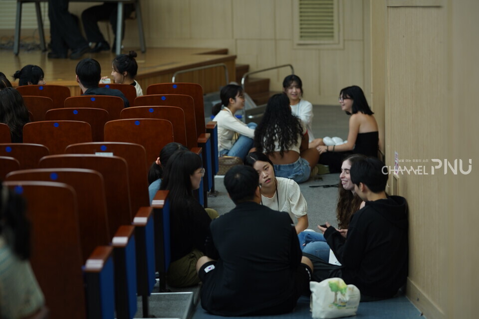 지난 9월 26일 우리 대학 동아리 PNUF가 학생회관에서 연 PNUF 페스티벌에서 학생들이 대화를 나누고 있다. [PNUF 제공]