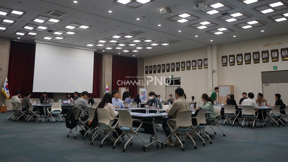 지난 10월 2일 부산시청 대회의실에서 열린 ‘2024 부산청년정책네트워크 공론의 장’에서 청년들이 ‘청년 유출을 막기 위한 부산시의 역할과 청년 정책 개선 방안’을 주제로 토론을 진행하고 있다. [오정린 기자]