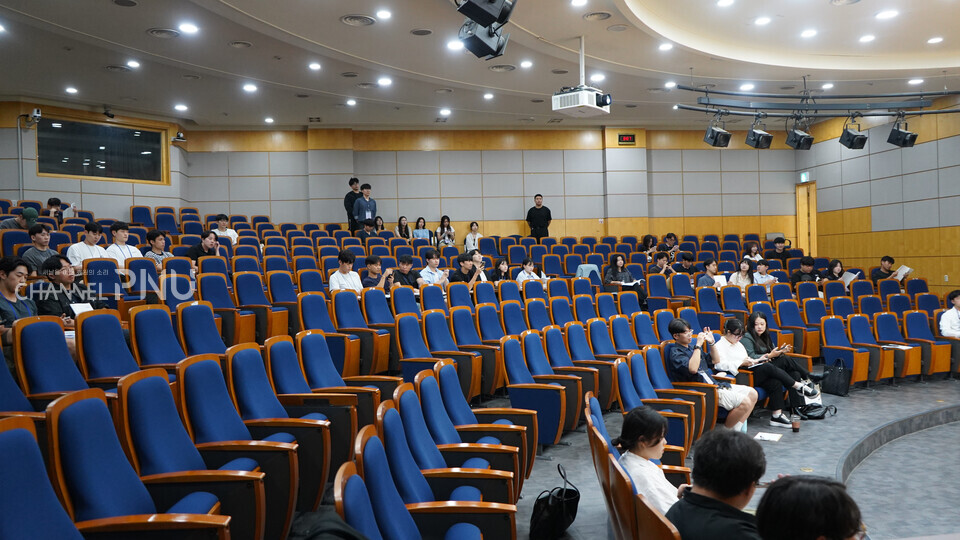 The opening of the Assembly of National Hyowon Representatives for the second half of 2024, scheduled to take place in the conference room on the third floor of the Main Administration Bldg. on September 10th, has been delayed due to insufficient quorum. Delegates present are waiting for the quorum to be filled. [You Seung-Hyun, Reporter]