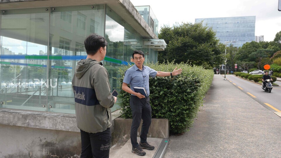 On September 23rd, Lee Hwan-jin, the Deputy Director of the Busan branch of the Road Traffic Authority, who visited PNU, mentioned that additional tree removal in front of the Humanities Building is necessary. [Choi Yun-Hui, Reporter]