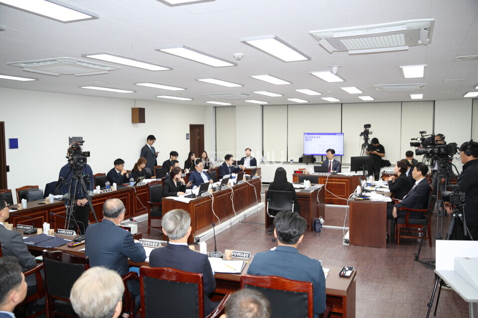 지난 10월 18일 우리 대학 본관 3층 다목적홀에서 진행된 국회 교육위원회 국정감사 현장.[출처: 우리 대학 홈페이지 갈무리]