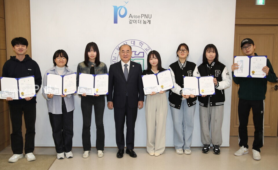 지난 10월 28일 우리 대학 본관 총장실에서 열린 2024 부대콘텐츠상 시상식. 우리 대학 최재원 총장(가운데 왼쪽)과 수상자인 김차성(왼쪽부터, 교육학 석사, 23), 김지현(화공생명환경공학, 20), 이지은(문헌정보학, 23), 이효진(문헌정보학, 22), 김가은(예술문화영상학, 22), 이미혜(예술문화영상학, 22), 김전강산(사학, 21).