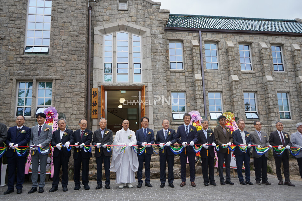 지난 28일 오후 2시, 박물관 정문 앞에선 박물관 재개관식을 기념하여 오색 끈 자르기 행사가 진행됐다. [황주원 기자]