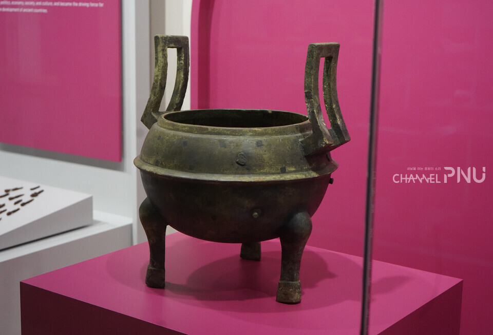 임 관장이 선정한 주의 깊게 봐야 할 유물은 '울산 하대 고분군 23호분 출토 동정'으로 본래는 국립중앙박물관에서 전시되는 유물로 한 달간 우리 대학 박물관에서 볼 수 있다. [황주원 기자]
