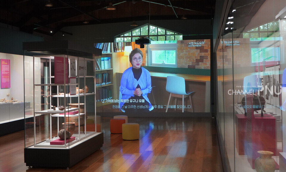 박물관 '선사⋅원사실' 내부와 스크린에는 사천 늑도 유적을 발굴했던 이현주 복천박물관장이 당시 현장에 관해 설명하는 영상이 송출되고 있었다. [황주원 기자]