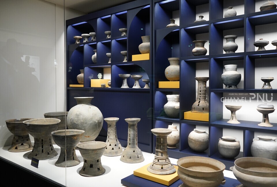 '고대실'에는 부산대학교 박물관을 상징하는 가야의 유물 △굽다리접시 △그릇받침 △긴목항아리 등이 전시 중이다. [황주원 기자]