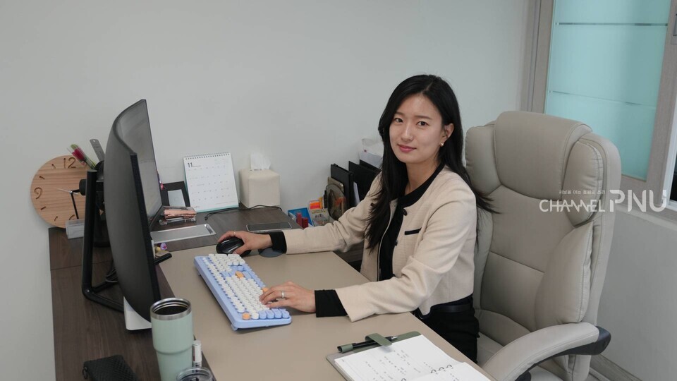 지난 11월 1일 부산시 남구에 소재한 '오브' 사무실에서 만난 송민진 대표. [김소영 기자]