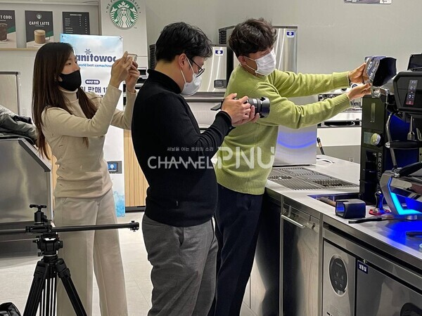 제품을 촬영하고 있는 오브 송민진 대표(왼쪽)와 직원들. [오브 제공]