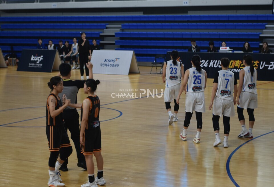 ​지난 11월 4일, 열띤 경기가 끝나고 다음 쿼터에 들어가기 전 서로를 다독이는 최유지 선수와 최예빈 선수. [이보영 기자]