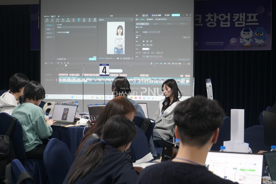 지난 11월 1일 우리 대학과 부산교대 학생들이 AI 숏폼 마케팅 기획안을 작성하고 있다. [정수빈 기자]
