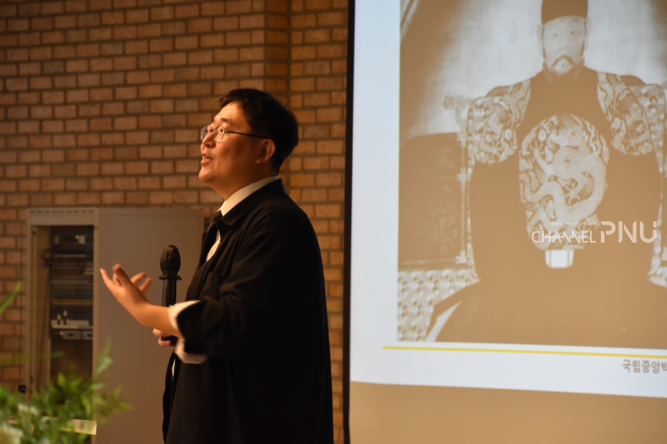 지난 11월 7일 우리 대학 새벽벌 도서관 1층 새벽마루에서 곽재식 과학자가 강연하고 있다. [임승하 기자]