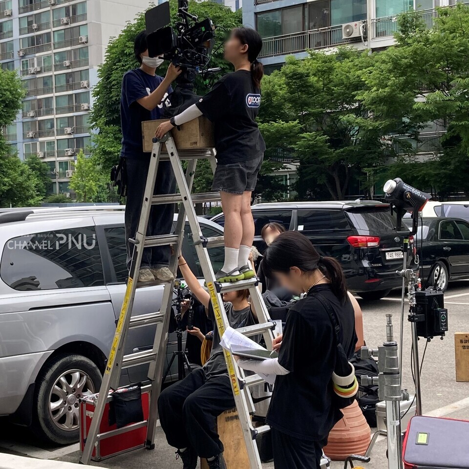 우리 대학 예술문화영상학 전공생들이 필수 전공 수업인 '영화제작실습'을 위해 영화를 촬영하고 있다. [취재원 제공]