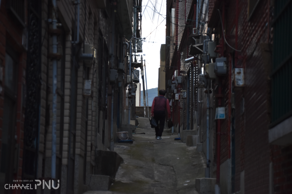 지난 10월 5일, 서금사5재정비촉진지구에 빼곡이 들어찬 집들 사이로 주민이 지나가고 있다. [오정린 기자]