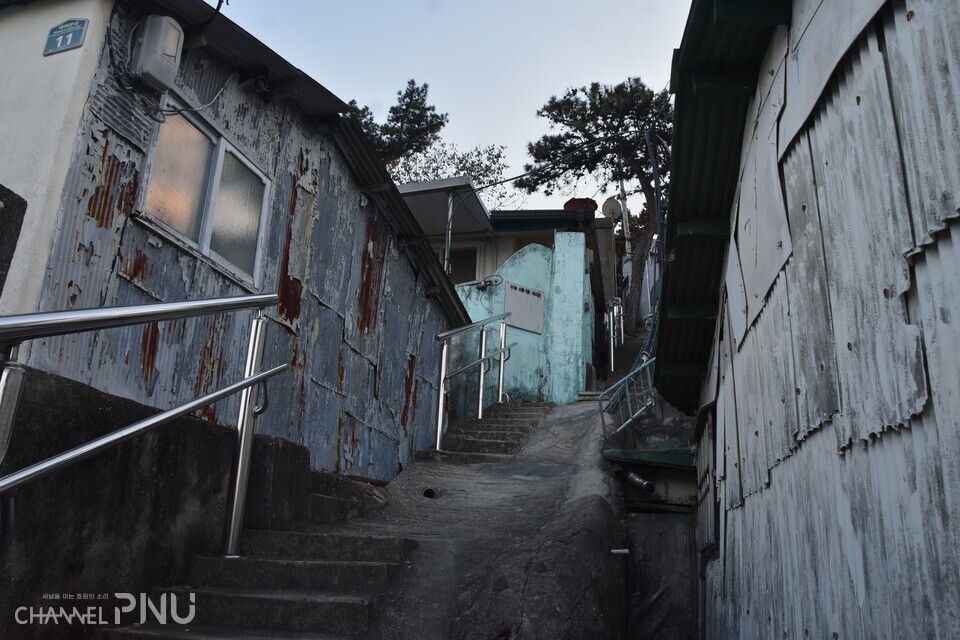 지난 11월 11일, 서동 정책이주지 근처 판자촌 마을. [오정린 기자]