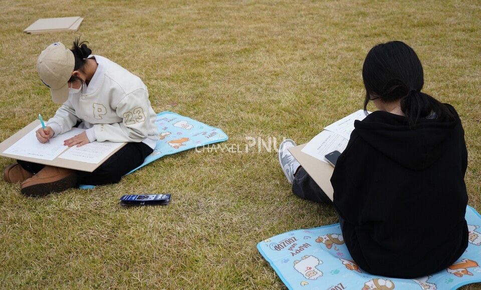 Students participating in the “1st PNU Handwriting Contest” on November 14th. [Jeon Ha-Eun, Reporter]