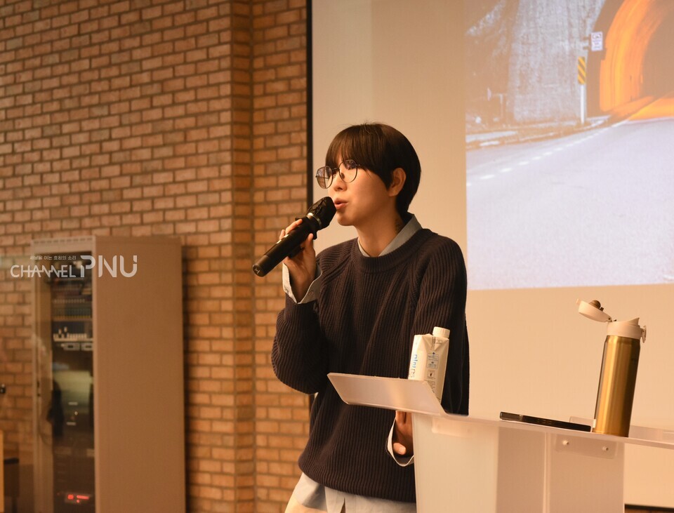 지난 11월 22일, 우리 대학 새벽벌 도서관 새벽마루에서 김겨울 작가가 강연을 펼치고 있다. [전하은기자]